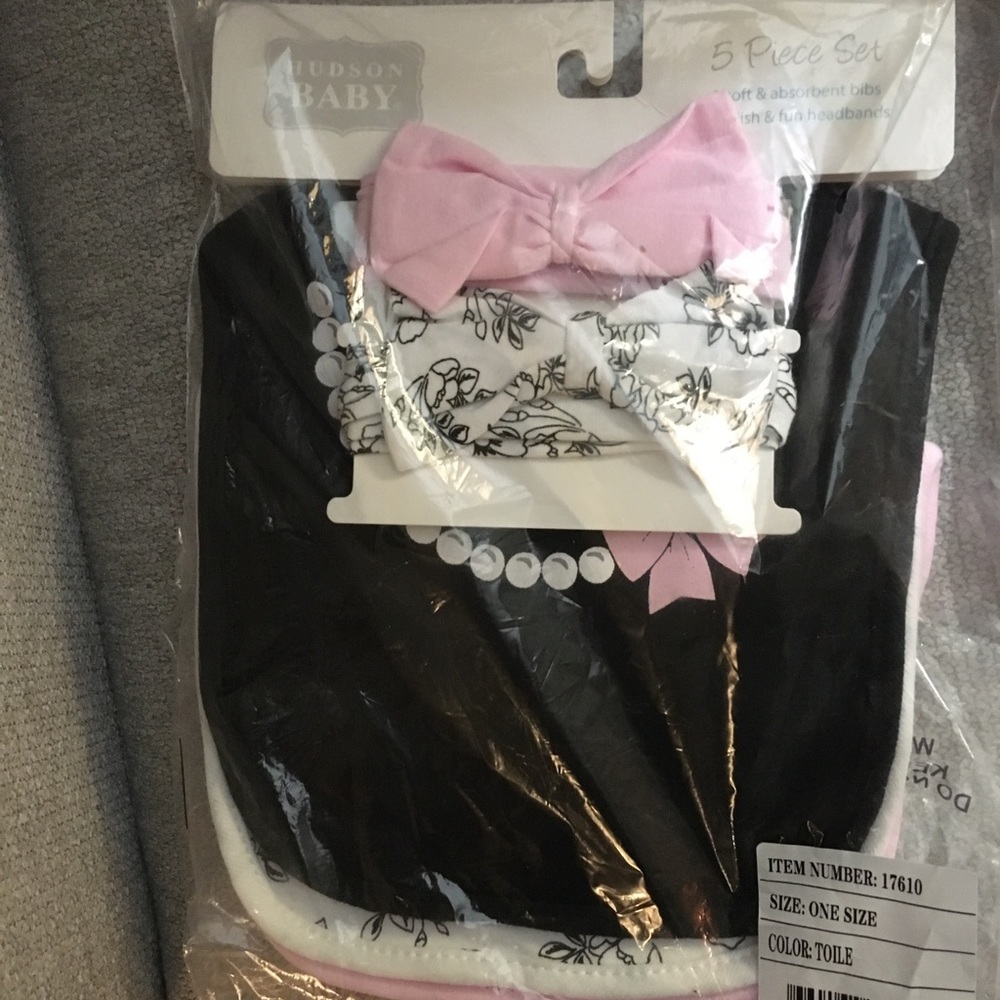 Package of 3 bibs and 2 bows